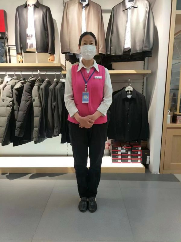 【新時(shí)代商廈寶龍店】企業(yè)文化踐行者（14）為顧客推薦合適的商品